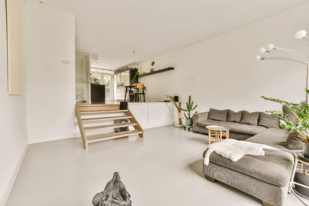 Moderne woonkamer met een strakke gietvloer in project Turfspoor.
