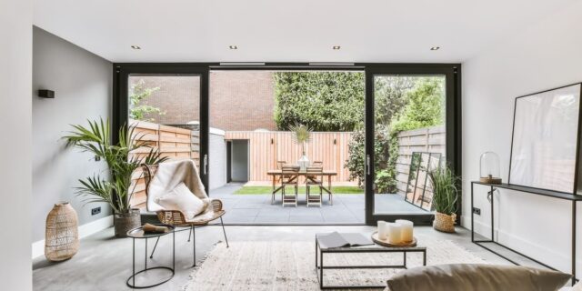 Gietvloer in een moderne woonkamer met een moderne tuin op de achtergrond